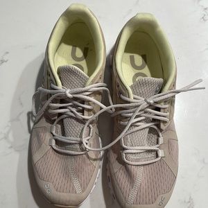 On Cloud Running Shoes. Size 6.